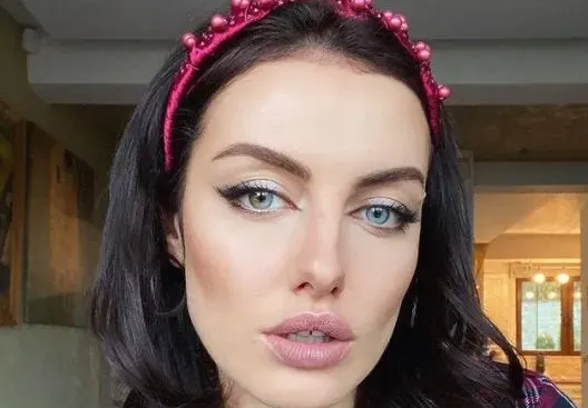 Ново амплоа! Мис България Марина Войкова шие ленти!