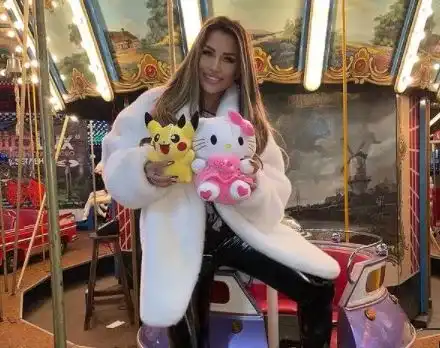 Ново гадже подарява плюшки на Гери-Никол от лунапарк