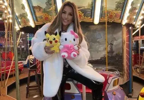 Ново гадже подарява плюшки на Гери-Никол от лунапарк