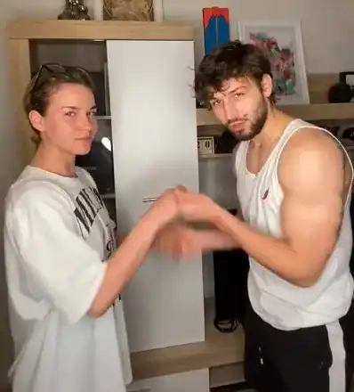 Папи Ханс пише книга за новата си, съди всеки, който го праща на „лeвия бряг”