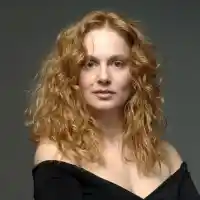 Параскева Джукелова плете шапки и шалове