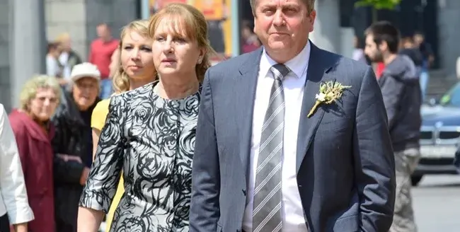 Първанови с коледна фотосесия за 250 лева (Вижте семейните кадри)