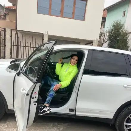 Плеймейтка се похвали с джип за 70 бона, купила си го сама