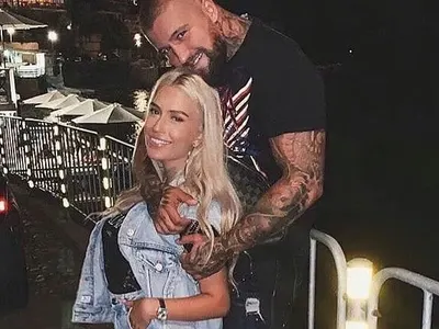 Погнаха Тита, че спи със селска мутра и шмъркалник