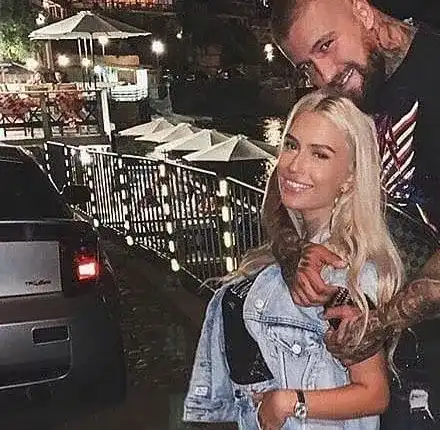 Погнаха Тита, че спи със селска мутра и шмъркалник