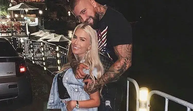 Погнаха Тита, че спи със селска мутра и шмъркалник