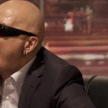 Слави Трифонов яде порция филе за 160 лв (Дългия с личен готвач, бои се какво има в храната)