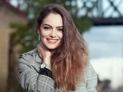 Странни традиции! Радина Боршош яде на земята