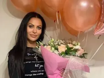 Тъщата на Рачков върти бизнес с кучета! Изглежда като сестра на дъщеря си и е по-млада от зет си (Снимки)