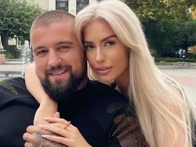 Тита подари риба на гаджето си за имения му ден