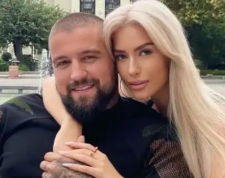 Тита подари риба на гаджето си за имения му ден