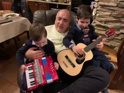 Традиция: Бойко Борисов с внучетата на Бъдни вечер