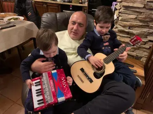 Традиция: Бойко Борисов с внучетата на Бъдни вечер