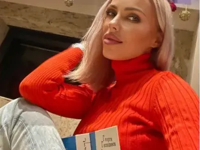 Умната блондинка! Жаси чете българска литература