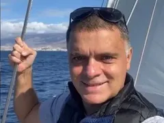 Васко Василев разпуска на Канарските острови (Сам ли пътешества цигуларят)