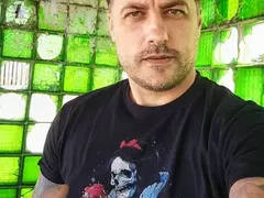 Владо Карамазов си купи джип насред пандемията