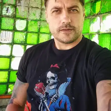 Владо Карамазов си купи джип насред пандемията