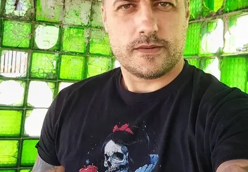 Владо Карамазов си купи джип насред пандемията