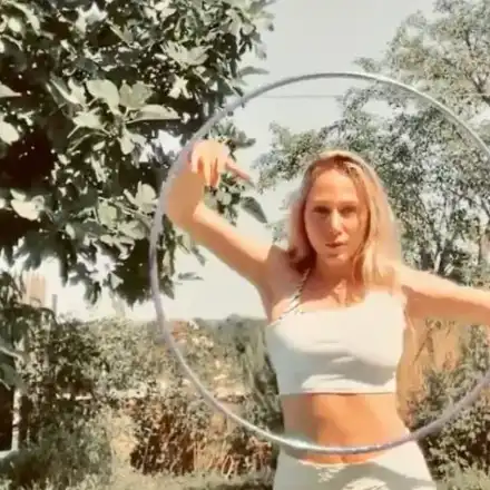 Внучката на Тодор Колев преподава уроци по… въртене на обръч