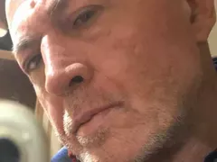 Максим Генчев се премести при тъщата, дава награда за изгубено куче