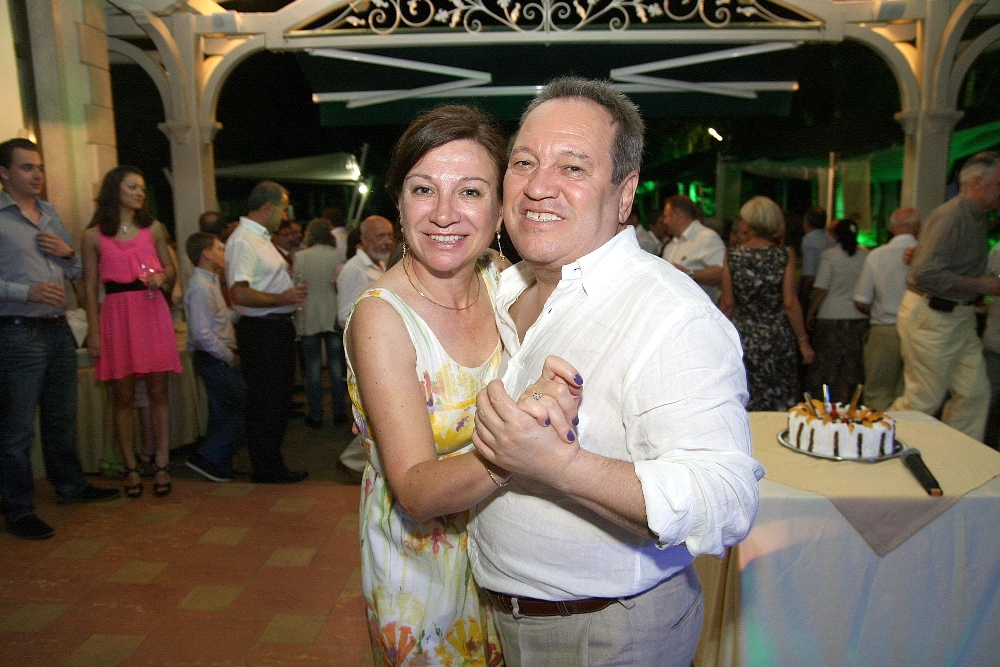 Мамалев се маже с крема на жена си