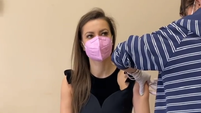 Гери Дончева стана за смях с ваксина в болница на рехабилитация