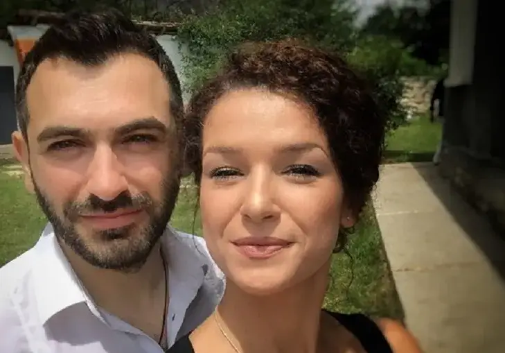 Алекс Кръстева посрещна празниците в нов дом