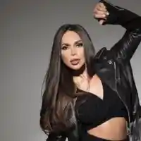 Алисия се хвана за ските