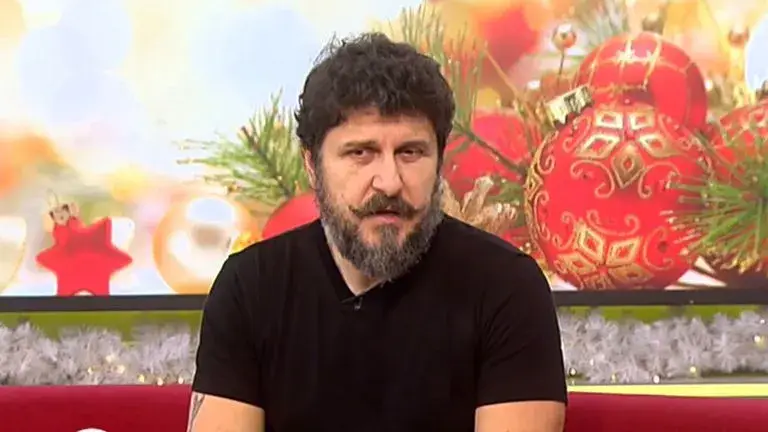 Асен Блатечки засука мустак като Д\'Артанян (Актьорът втрещи с новата си визия)