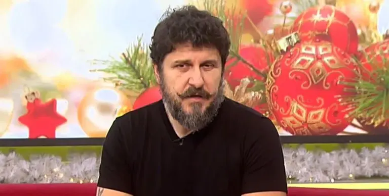 Асен Блатечки засука мустак като Д\'Артанян (Актьорът втрещи с новата си визия)