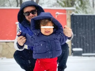 Баща за пример: Криско сменя памперсите на щерка си, крие пола на второто бебе