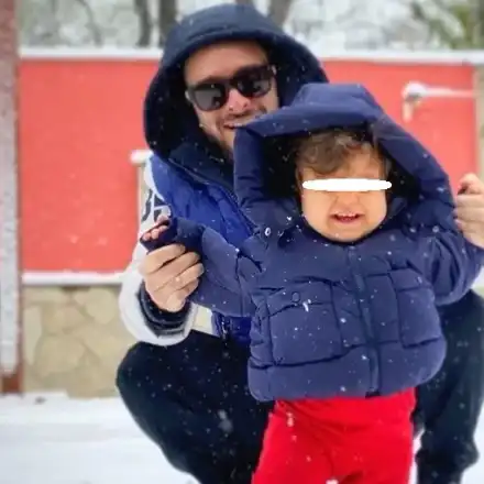 Баща за пример: Криско сменя памперсите на щерка си, крие пола на второто бебе