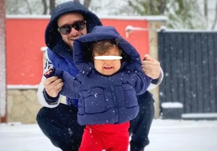 Баща за пример: Криско сменя памперсите на щерка си, крие пола на второто бебе