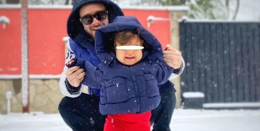 Баща за пример: Криско сменя памперсите на щерка си, крие пола на второто бебе