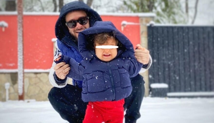 Баща за пример: Криско сменя памперсите на щерка си, крие пола на второто бебе