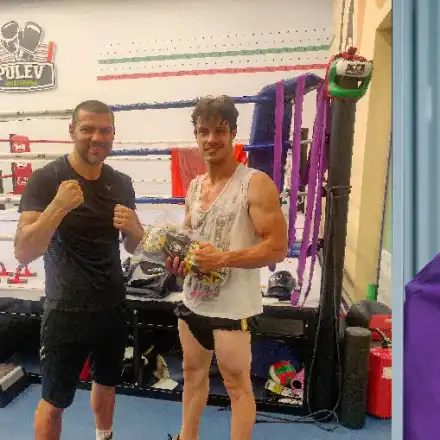 Д-р Хаджихристев от „Откраднат живот” бил боксьор, биел се с Тервел Пуле