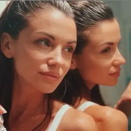 Диляна Попова позира САМО по малка черна… чанта! (ФОТО в галерия)