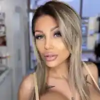 Джулиана Гани си ремонтира и скулите