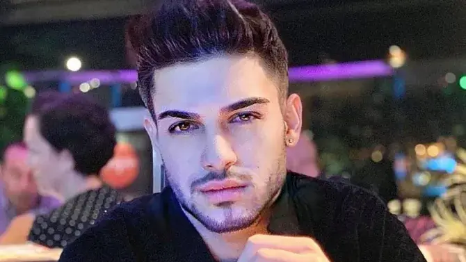 Емрах заби по-възрастна колежка! Няма да повярвате коя е певицата до сина на Стораро