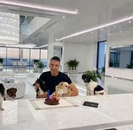 Гаджето на милионера с бугатито - Ваньо Алексиев, пусна удивителни СНИМКИ от стъкления му палат