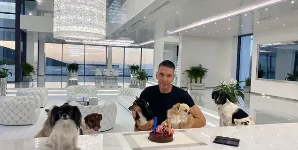 Гаджето на милионера с бугатито - Ваньо Алексиев, пусна удивителни СНИМКИ от стъкления му палат
