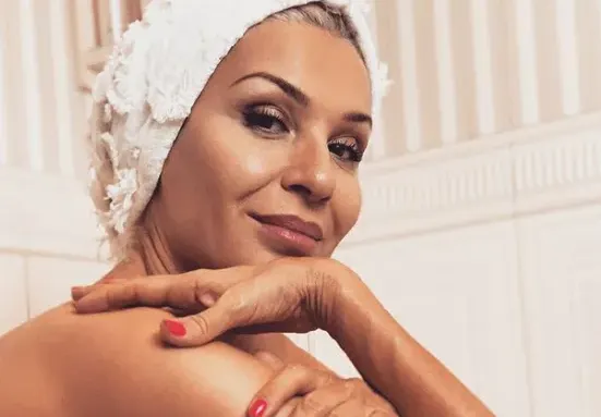 Гала се маже с меда на мъжа си Стефан