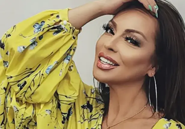 Ивана пие уиски на улично парти