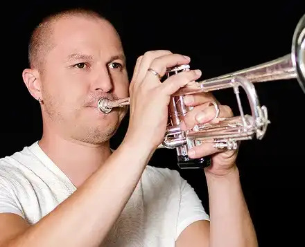 Гъмзата развя буен перчем след като си присади коса (Вижте новия му прякор)