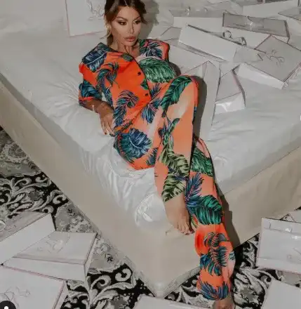 Гущеров не спира да глези Светлана (Богаташът я засипва с рози)