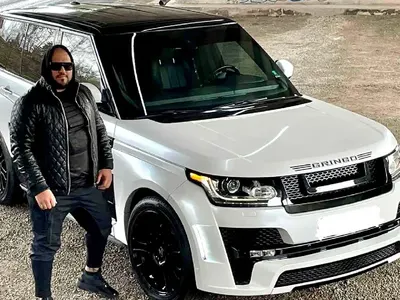 Хубава работа, ама... Гринго си написа името на капака на колата, подарък от Софка