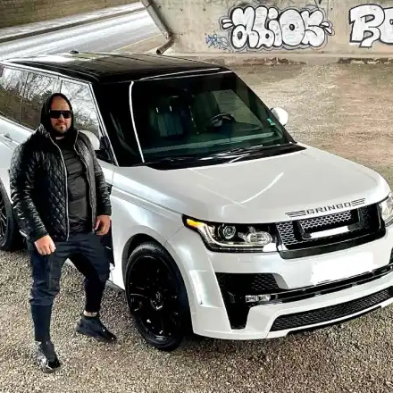 Хубава работа, ама... Гринго си написа името на капака на колата, подарък от Софка