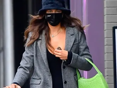 Ирина Шейк носи БГ чанта (Снимка)