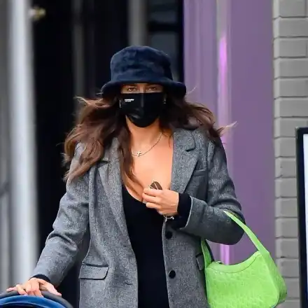 Ирина Шейк носи БГ чанта (Снимка)