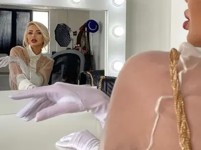 Жанета Осипова се пусна само по силикон и бижу (Горещи снимки)